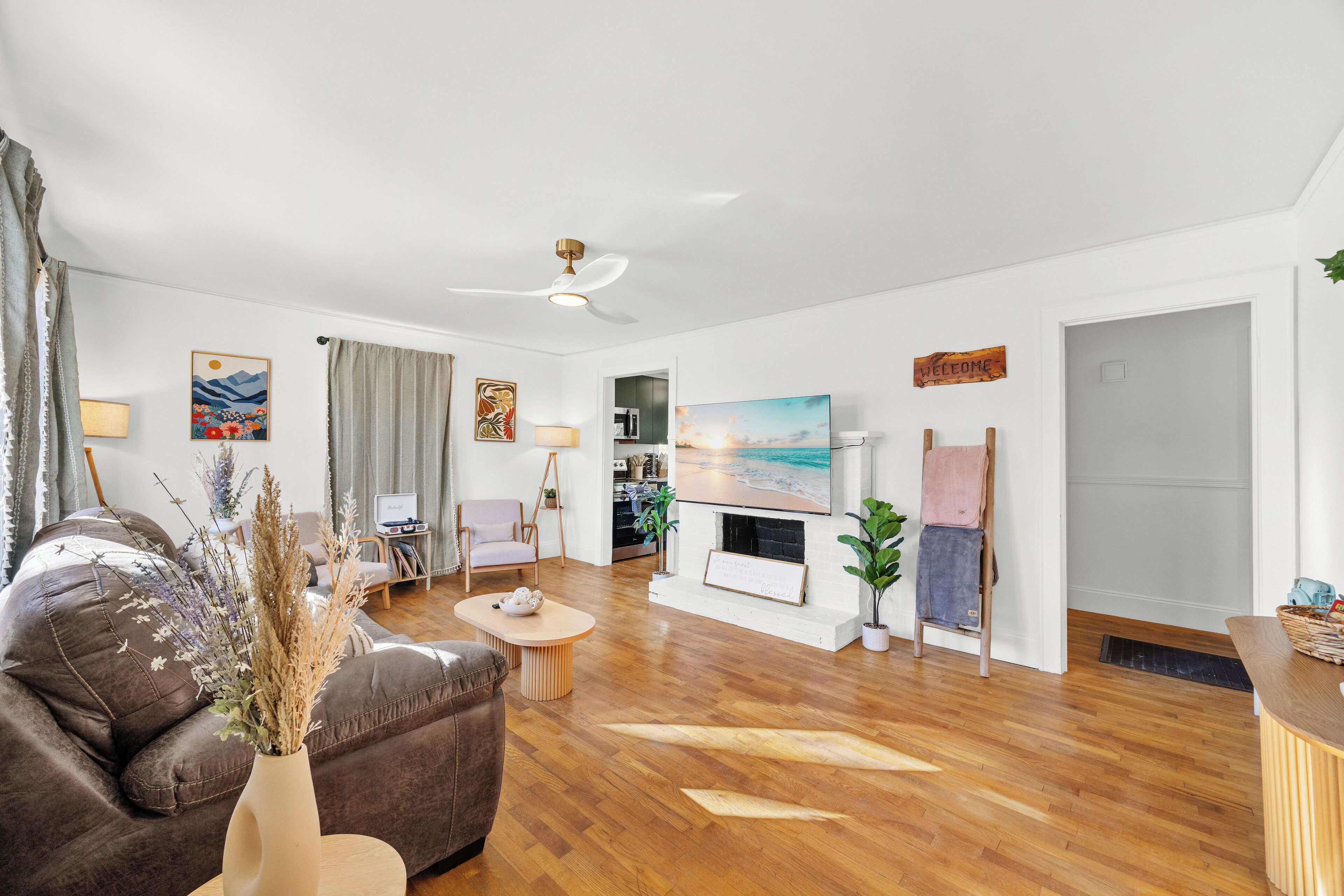 Smart TV, fireplace, books, music library