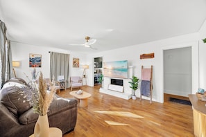 Smart TV, fireplace, books, music library - Boutique Wellness Retreat with Hot Tub Sleeps 5 Pets OK (Greenville)