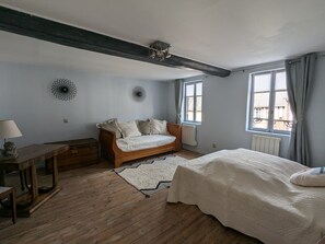 Tabla de planchar con plancha, wifi, ropa de cama