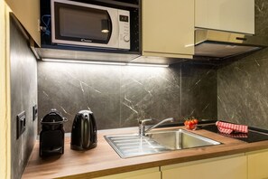 Réfrigérateur, micro-ondes, plaque de cuisson, bouilloire électrique