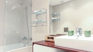 Hair dryer, towels - Azulejos Charming Flat with Terrace by LovelyStay (Lisbon)