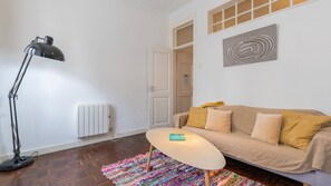 TV - Private Terrace 2BDR Apartment by LovelyStay (Lisboa)