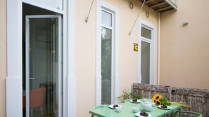 Outdoor dining - Quiet & Cozy Apartment w/ Garden by LovelyStay (Lisboa)