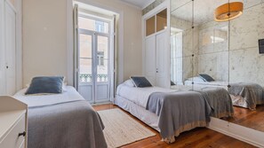 5 quartos, ferros/tábuas de passar roupa, berço de viagem