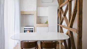 Wasserkocher mit Kaffee-/Teezubehör, Kühlschrank, Mikrowelle, Ofen