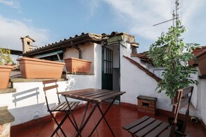 Outdoor dining - Stunning Rooftop Views in the Heart of Trastevere (Roma)