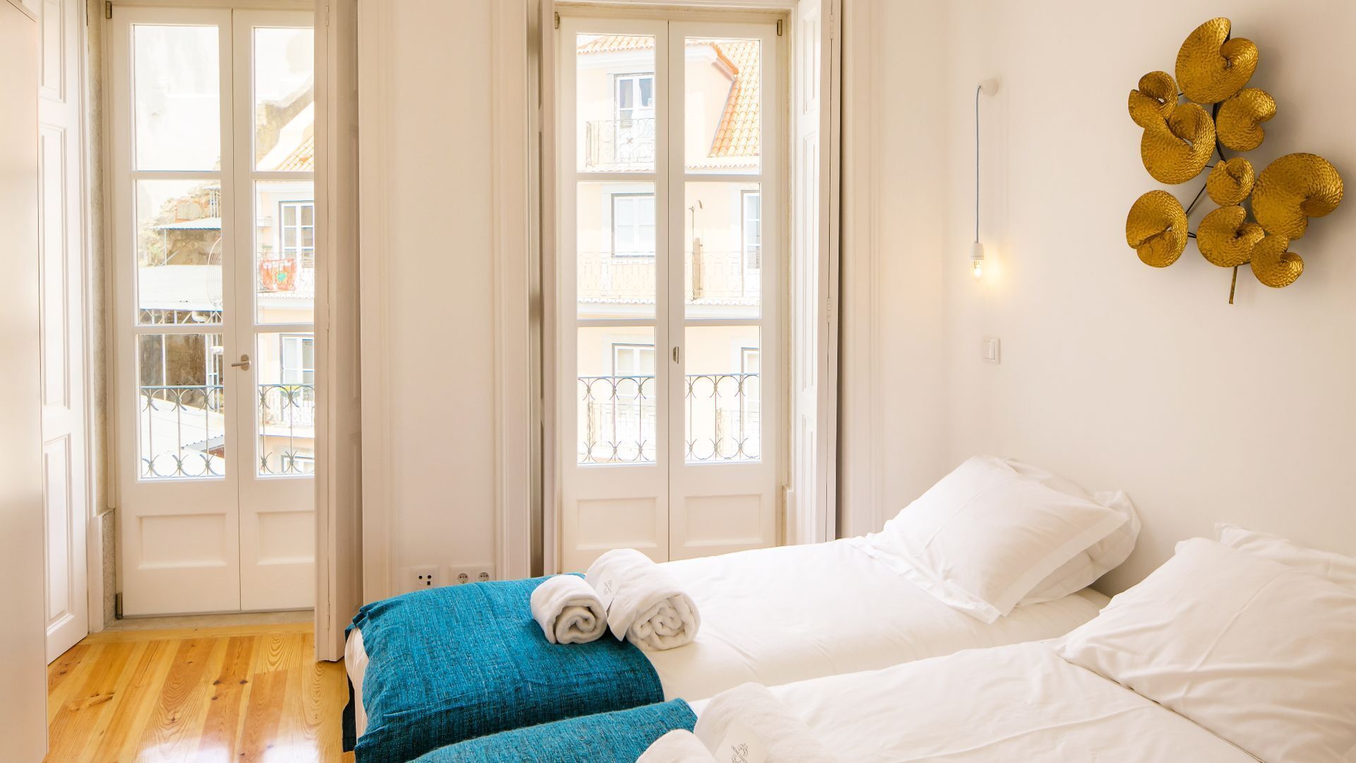 2 habitaciones, tabla de planchar con plancha y cuna de viaje 