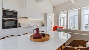 Wasserkocher mit Kaffee-/Teezubehör, Kühlschrank, Mikrowelle, Ofen