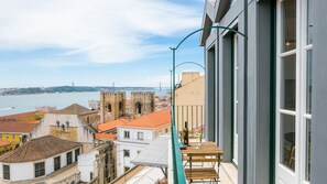 Outdoor dining - Alfama Terrace River View by LovelyStay (Lisboa)