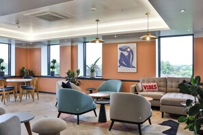 Área de estar no saguão