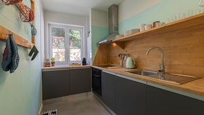 Frigorifero, microonde, forno, piano cottura