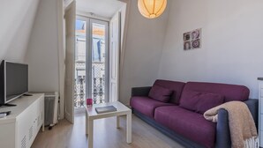 TV - Classic Topfloor Apartment by LovelyStay (Lisboa)