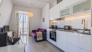 Coffee/tea maker, fridge, microwave, oven - Classic Topfloor Apartment by LovelyStay (Lisboa)