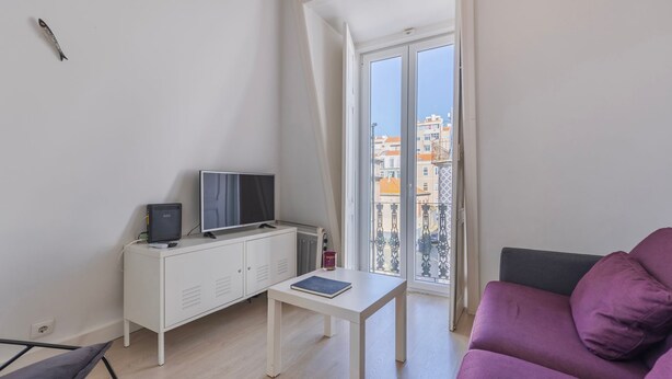 TV - Classic Topfloor Apartment by LovelyStay (Lisboa)