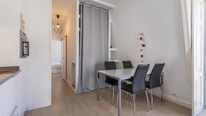 Dining - Classic Topfloor Apartment by LovelyStay (Lisboa)