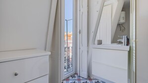 A narrow hallway with a white door leading to a balcony. - Classic Topfloor Apartment by LovelyStay (Lisboa)