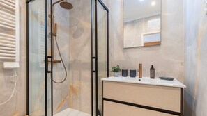 Hair dryer, towels - Sunny Design Apt in Praça das Flores by LovelyStay (Lisbon)