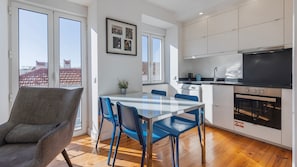 Fridge, microwave, oven, stovetop - Comfort & Bright Apartment by LovelyStay (Lisboa)