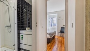 2 habitaciones, tabla de planchar con plancha y cuna de viaje 