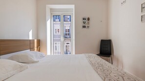 2 habitaciones, tabla de planchar con plancha y cuna de viaje 
