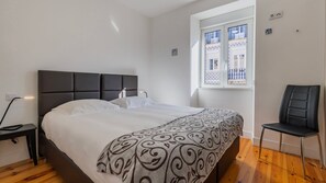 2 bedrooms, iron/ironing board, travel cot, free WiFi - Comfort & Bright Apartment by LovelyStay (Lisboa)