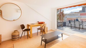 Ein modernes Interieur mit Essbereich, einem großen Spiegel und Blick ins Freie.