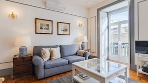 TV - Classic & Super Central Apartment by LovelyStay (Encarnação)