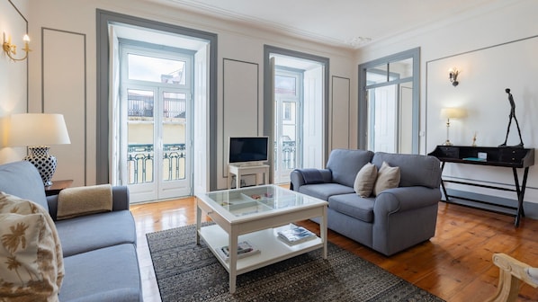 TV - Classic & Super Central Apartment by LovelyStay (Encarnação)