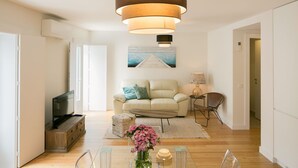 Living area - Designer Apartment w/ Pool by LovelyStay (Lisboa)