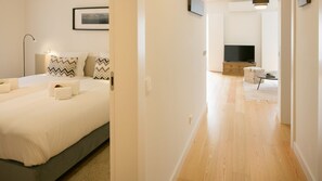 2 bedrooms, iron/ironing board, travel cot, free WiFi - Designer Apartment w/ Pool by LovelyStay (Lisboa)