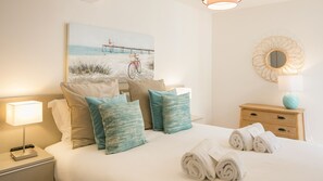 2 bedrooms, iron/ironing board, travel cot, free WiFi - Designer Apartment w/ Pool by LovelyStay (Lisboa)