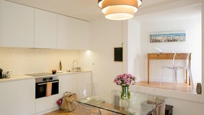 Private kitchen - Designer Apartment w/ Pool by LovelyStay (Lisboa)