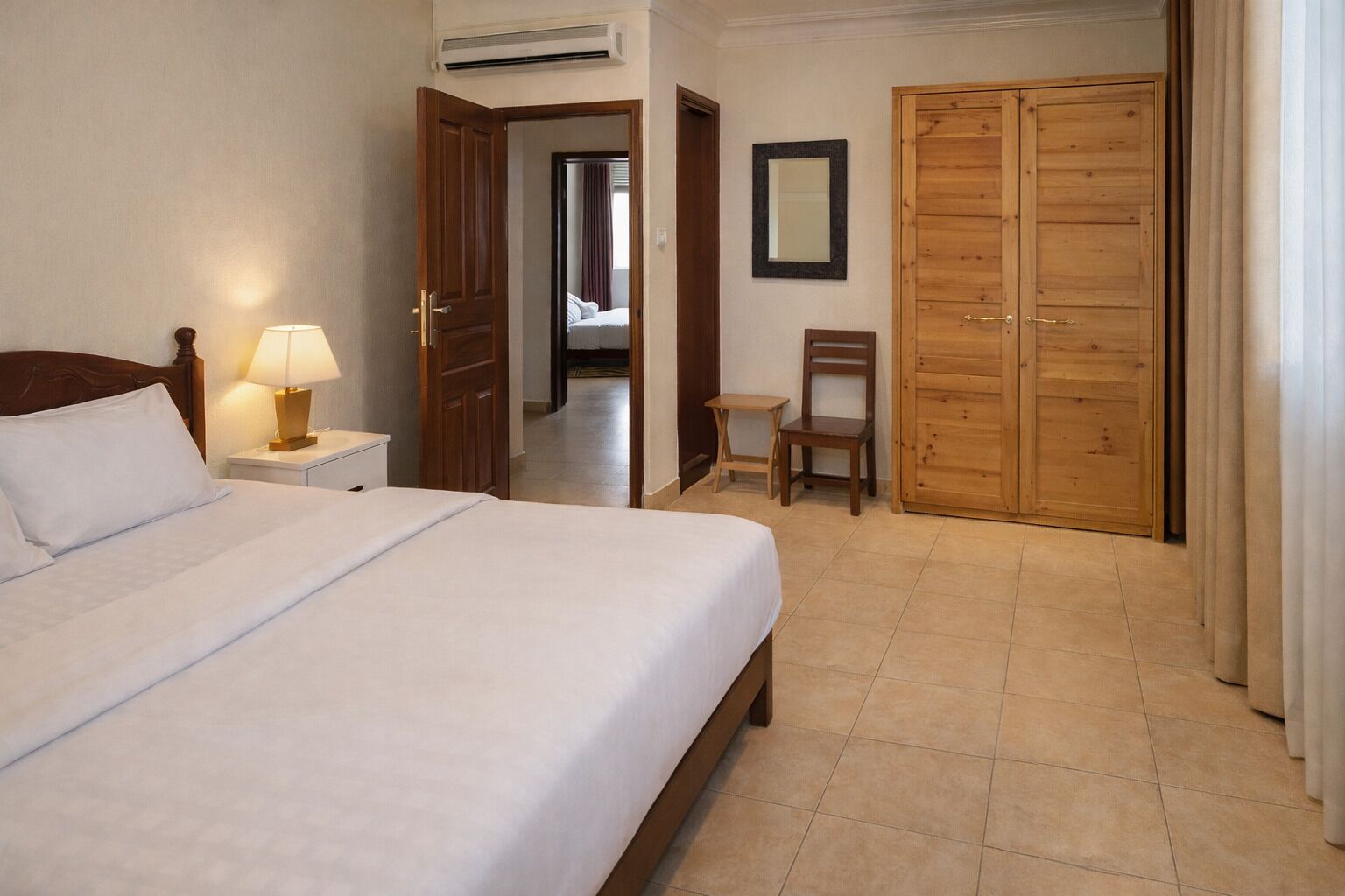 Standaard tweepersoonskamer, uitzicht op meer | Individueel gedecoreerd, individueel gemeubileerd, een bureau