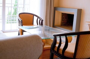 Standard Double Room, Lake View | Living area