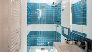 Hair dryer, towels - Central Rooftop Apartment by LovelyStay (Lisbon)