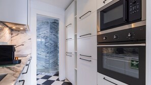 Fridge, microwave, oven, stovetop - Charming Apartment in Bairro Alto 87 by LovelyStay (Encarnação)