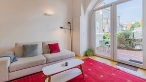 TV - 1BDR Apartment w/ Garden View by LovelyStay (Lisboa)
