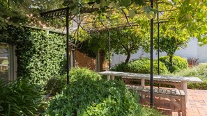 Terrace/patio - 1BDR Apartment w/ Garden View by LovelyStay (Lisboa)