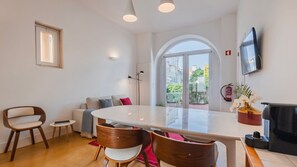Interior - 1BDR Apartment w/ Garden View by LovelyStay (Lisboa)