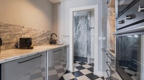 Kühlschrank, Mikrowelle, Ofen, Herdplatte