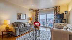 TV - Amazing View Apartment by LovelyStay (Lisboa)