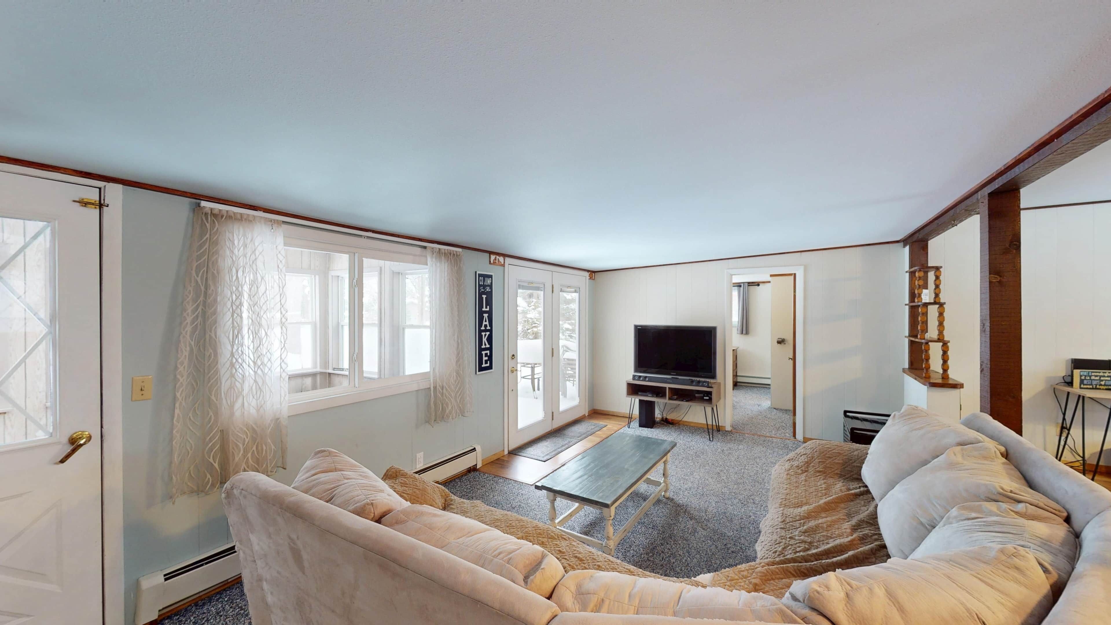 Televisie, een dvd-speler, tafelvoetbal en een stereo