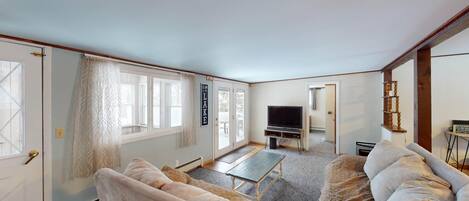 Televisie, een dvd-speler, tafelvoetbal en een stereo