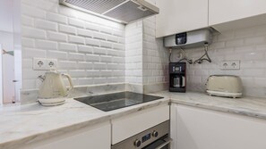 Refrigerador, horno, parrilla de estufa y lavavajillas 