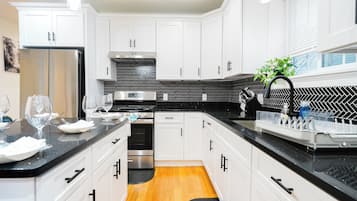 Réfrigérateur, micro-ondes, four, cafetière/bouilloire