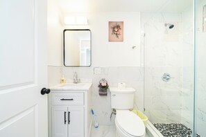 Shower, hair dryer, towels, soap - 16/3 Breezy 4BR Family Home in Worcester near Parks - Summer Ready Retreat (Worcester)