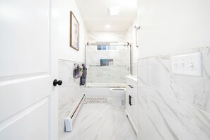 Shower, hair dryer, towels, soap - 16/3 Breezy 4BR Family Home in Worcester near Parks - Summer Ready Retreat (Worcester)