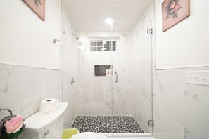 Shower, hair dryer, towels, soap - 16/3 Breezy 4BR Family Home in Worcester near Parks - Summer Ready Retreat (Worcester)