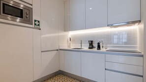 Fridge, microwave, oven, stovetop - Downtown Sleek Apartment by LovelyStay (Lisboa)