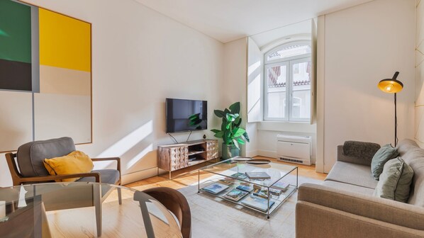 TV - Downtown Sleek Apartment by LovelyStay (Lisboa)